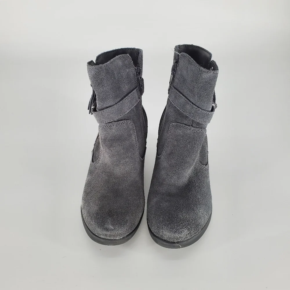 Earth Origins Tori Grey Suede Water Repellent Heel Ankle Boots, Size 7.5